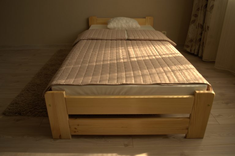 Lacná posteľ z masívu